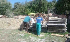 nthumb_900_x_540_22452-asbestos_being_loaded_for_disposal